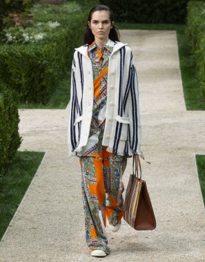 New York, Ny - 07 Eylül 2018: Lily Stewart New York moda haftası sırasında Tory Burch bahar yaz 2019 defile pist yürür