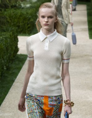 New York, Ny - 07 Eylül 2018: Hannah Motler New York moda haftası sırasında Tory Burch bahar yaz 2019 defile pist yürür