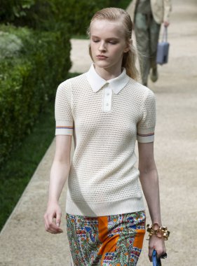 New York, Ny - 07 Eylül 2018: Hannah Motler New York moda haftası sırasında Tory Burch bahar yaz 2019 defile pist yürür