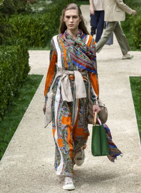 New York, Ny - 07 Eylül 2018: Tory Burch bahar yaz 2019 moda pist göster New York moda haftası sırasında Harlow Monroe yürür
