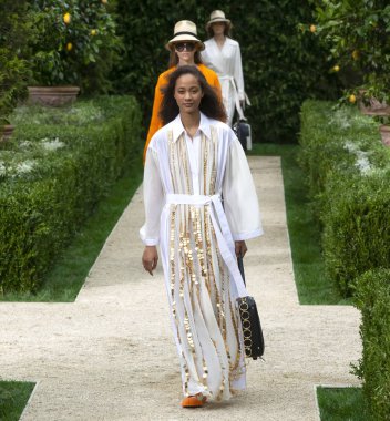 New York, Ny - 07 Eylül 2018: Selena Forrest New York moda haftası sırasında Tory Burch bahar yaz 2019 defile pist yürür