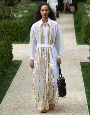 New York, Ny - 07 Eylül 2018: Selena Forrest New York moda haftası sırasında Tory Burch bahar yaz 2019 defile pist yürür