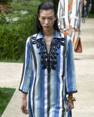 New York, Ny - 07 Eylül 2018: Tory Burch bahar yaz 2019 moda pist göster New York moda haftası sırasında bir model yürür.