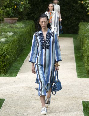New York, Ny - 07 Eylül 2018: Tory Burch bahar yaz 2019 moda pist göster New York moda haftası sırasında bir model yürür.