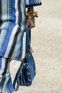 New York, Ny - 07 Eylül 2018: Tory Burch bahar yaz 2019 moda pist göster New York moda haftası sırasında bir modeli (çanta detay) yürür