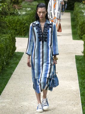 New York, Ny - 07 Eylül 2018: Tory Burch bahar yaz 2019 moda pist göster New York moda haftası sırasında bir model yürür.