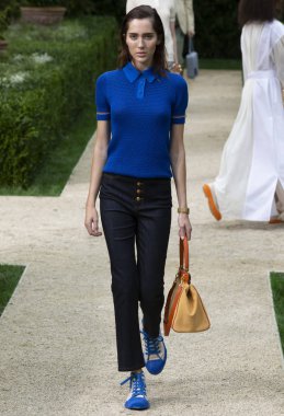 New York, Ny - 07 Eylül 2018: Teddy Quinlivan New York moda haftası sırasında Tory Burch bahar yaz 2019 defile pist yürür