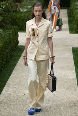 New York, Ny - 07 Eylül 2018: Louise Robert New York moda haftası sırasında Tory Burch bahar yaz 2019 defile pist yürür