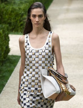 New York, Ny - 07 Eylül 2018: Amanda Googe New York moda haftası sırasında Tory Burch bahar yaz 2019 defile pist yürür