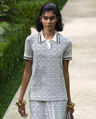 New York, Ny - 07 Eylül 2018: Tory Burch bahar yaz 2019 moda pist göster New York moda haftası sırasında Radhika Nair yürür