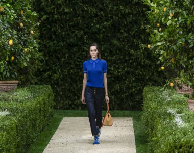 New York, Ny - 07 Eylül 2018: Teddy Quinlivan New York moda haftası sırasında Tory Burch bahar yaz 2019 defile pist yürür