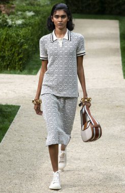 New York, Ny - 07 Eylül 2018: Tory Burch bahar yaz 2019 moda pist göster New York moda haftası sırasında Radhika Nair yürür