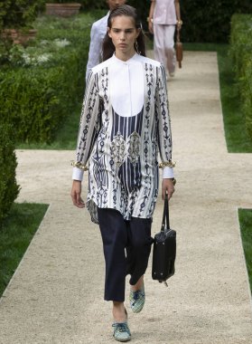 New York, Ny - 07 Eylül 2018: Tory Burch bahar yaz 2019 moda pist göster New York moda haftası sırasında Matilde Buoso yürür