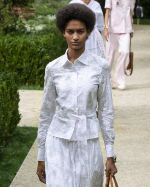 New York, Ny - 07 Eylül 2018: Anyelina Rosa New York moda haftası sırasında Tory Burch bahar yaz 2019 defile pist yürür