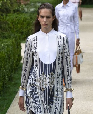 New York, Ny - 07 Eylül 2018: Tory Burch bahar yaz 2019 moda pist göster New York moda haftası sırasında Matilde Buoso yürür
