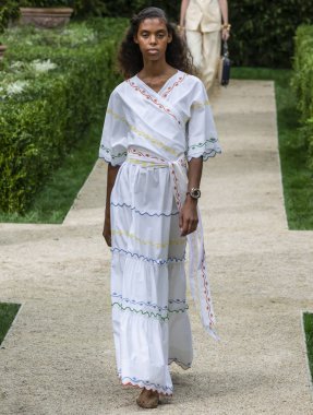 New York, Ny - 07 Eylül 2018: Alyssa Traore New York moda haftası sırasında Tory Burch bahar yaz 2019 defile pist yürür