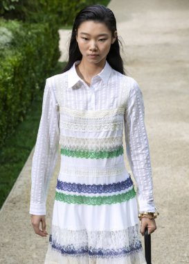 New York, Ny - 07 Eylül 2018: Tory Burch bahar yaz 2019 moda pist göster New York moda haftası sırasında Yoon genç Bae yürür