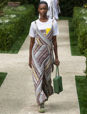 New York, Ny - 07 Eylül 2018: Mayowa Nicholas New York moda haftası sırasında Tory Burch bahar yaz 2019 defile pist yürür