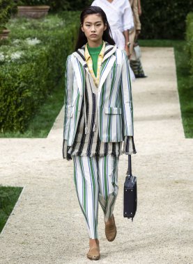New York, Ny - 07 Eylül 2018: Hoyeon Jung New York moda haftası sırasında Tory Burch bahar yaz 2019 defile pist yürür
