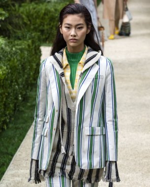 New York, Ny - 07 Eylül 2018: Hoyeon Jung New York moda haftası sırasında Tory Burch bahar yaz 2019 defile pist yürür