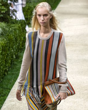 New York, Ny - 07 Eylül 2018: Jessie Bloemendaal New York moda haftası sırasında Tory Burch bahar yaz 2019 defile pist yürür