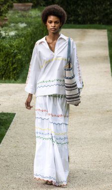 New York, Ny - 07 Eylül 2018: Theresa Hayes New York moda haftası sırasında Tory Burch bahar yaz 2019 defile pist yürür