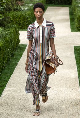 New York, Ny - 07 Eylül 2018: Tory Burch bahar yaz 2019 moda pist göster New York moda haftası sırasında Janaye Furman yürür