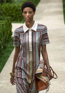 New York, Ny - 07 Eylül 2018: Tory Burch bahar yaz 2019 moda pist göster New York moda haftası sırasında Janaye Furman yürür