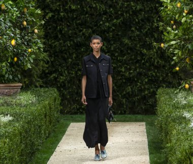 New York, Ny - 07 Eylül 2018: Tory Burch bahar yaz 2019 moda pist göster New York moda haftası sırasında Dilone yürür