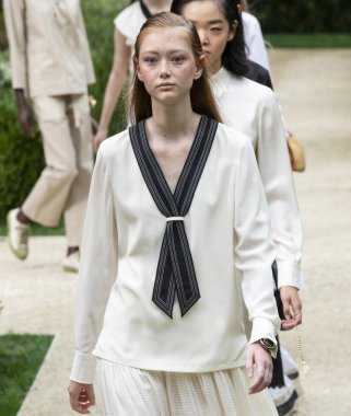 New York, Ny - 07 Eylül 2018: Sara Grace Wallerstedt New York moda haftası sırasında Tory Burch bahar yaz 2019 defile pist yürür