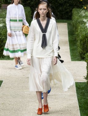 New York, Ny - 07 Eylül 2018: Sara Grace Wallerstedt New York moda haftası sırasında Tory Burch bahar yaz 2019 defile pist yürür