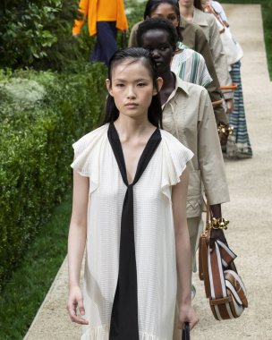 New York, Ny - 07 Eylül 2018: Tory Burch bahar yaz 2019 moda pist göster New York moda haftası sırasında Xie Chaoyu yürür
