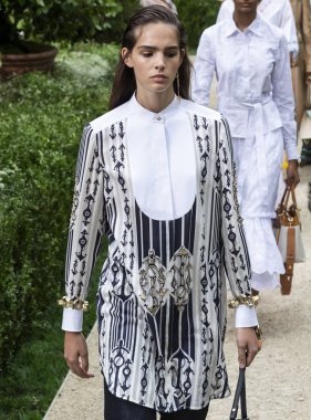 New York, Ny - 07 Eylül 2018: Tory Burch bahar yaz 2019 moda pist göster New York moda haftası sırasında Matilde Buoso yürür