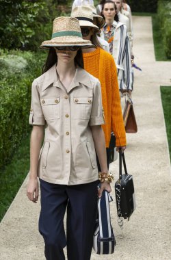 New York, Ny - 07 Eylül 2018: Manuela Miloqui New York moda haftası sırasında Tory Burch bahar yaz 2019 defile pist yürür