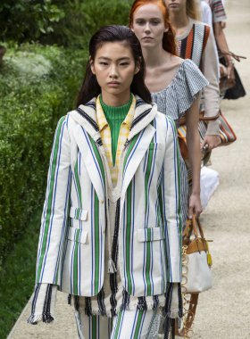 New York, Ny - 07 Eylül 2018: Hoyeon Jung New York moda haftası sırasında Tory Burch bahar yaz 2019 defile pist yürür