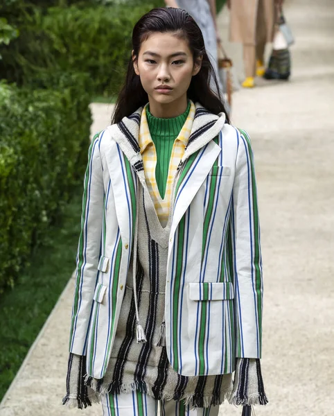 New York, Ny - 07 Eylül 2018: Hoyeon Jung New York moda haftası sırasında Tory Burch bahar yaz 2019 defile pist yürür