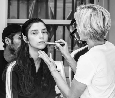 New York, Ny - 07 Eylül 2018: Tory Burch bahar yaz 2019 moda gösterisi sırasında New York moda haftası için sahne arkasında hazırlar Matilde Buoso