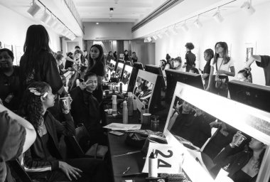 New York, Ny - 07 Eylül 2018: Tory Burch bahar yaz 2019 defile sırasında New York moda haftası için sahne arkasında hazırlamak modelleri