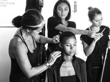 New York, Ny - 07 Eylül 2018: Alyssa Traore hazırlar Tory Burch bahar yaz 2019 defile sırasında New York moda haftası için sahne arkasında