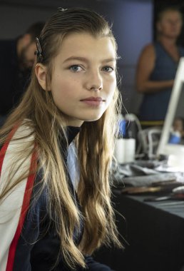 New York, Ny - 07 Eylül 2018: Tory Burch bahar yaz 2019 moda gösterisi sırasında New York moda haftası için sahne arkasında hazırlar Mathilde Henning