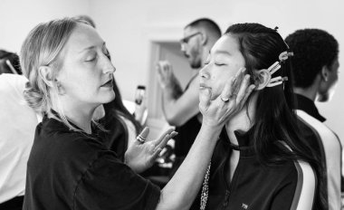 New York, Ny - 07 Eylül 2018: Yoon genç Bae sahne arkasında Tory Burch bahar yaz 2019 defile sırasında New York moda haftası için hazırlar.