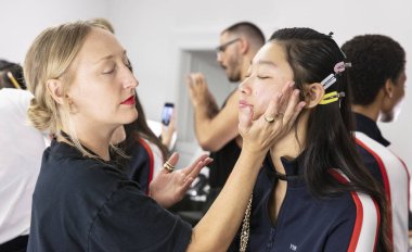 New York, Ny - 07 Eylül 2018: Yoon genç Bae sahne arkasında Tory Burch bahar yaz 2019 defile sırasında New York moda haftası için hazırlar.