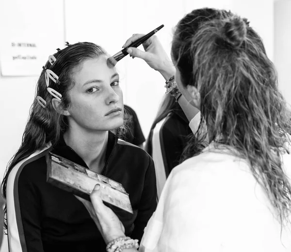 New York Settembre 2018 Louise Robert Prepara Backstage Sfilata Tory — Foto Stock