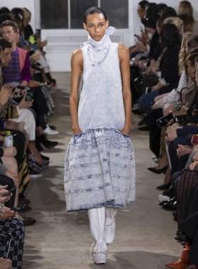 New York, Ny - 10 Eylül 2018: Binx Walton New York moda haftası sırasında Proenza Schouler bahar yaz 2019 defile pist yürür