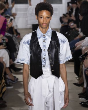 New York, Ny - 10 Eylül 2018: pist Proenza Schouler bahar yaz 2019 moda New York moda haftası sırasında göstermek Janaye Furman yürür