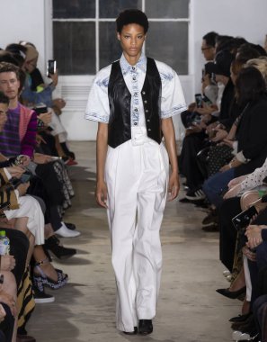 New York, Ny - 10 Eylül 2018: pist Proenza Schouler bahar yaz 2019 moda New York moda haftası sırasında göstermek Janaye Furman yürür