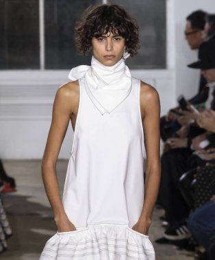 New York, Ny - 10 Eylül 2018: pist Proenza Schouler bahar yaz 2019 moda New York moda haftası sırasında göstermek Mika Arganaraz yürür