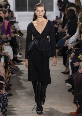 New York, Ny - 10 Eylül 2018: Laura Schoenmakers New York moda haftası sırasında Proenza Schouler bahar yaz 2019 defile pist yürür