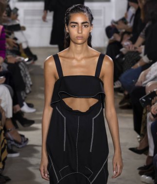 New York, Ny - 10 Eylül 2018: Nora Attal New York moda haftası sırasında Proenza Schouler bahar yaz 2019 defile pist yürür