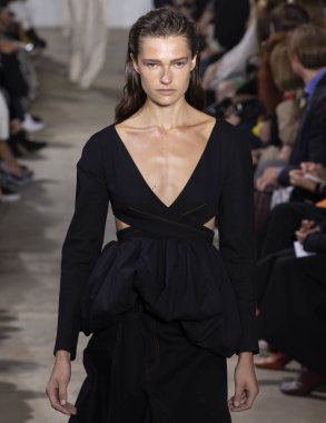 New York, Ny - 10 Eylül 2018: Laura Schoenmakers New York moda haftası sırasında Proenza Schouler bahar yaz 2019 defile pist yürür